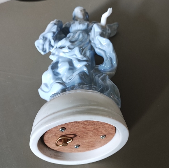 Eda Mann Porcelain Musical Sculpture - Plays Hark the Herald Angels Sing EUC - Picture 6 of 9